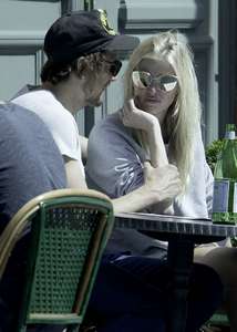 Lara-Stone-with-her-boyfriend-out-in-London--11.jpg