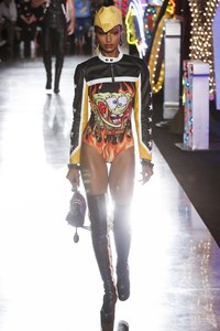 Moschino_1100.thumb.jpg.35ab2718c4f589610fcc26e66a55ff5e.jpg