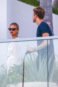 Romee-Strijd-and-Laurens-van-Leeuwen-out-in-Miami--01-662x993.jpg