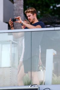 Romee-Strijd-and-Laurens-van-Leeuwen-out-in-Miami--02-662x993.jpg