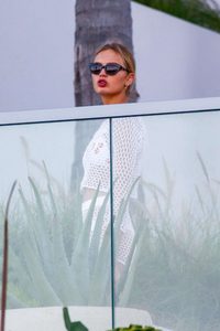 Romee-Strijd-and-Laurens-van-Leeuwen-out-in-Miami--06-662x993.jpg