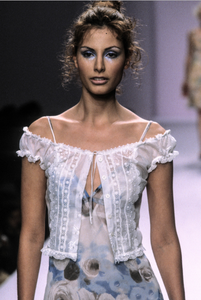 anna-sui-ss-1997-2.thumb.png.8bb40decaa3d74c1d8a90a399a2a359b.png