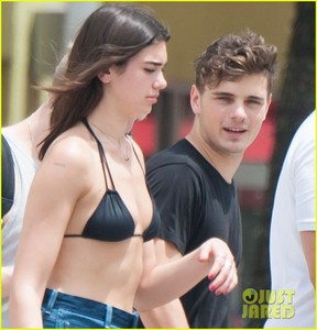 dua-lipa-martin-garrix-kiss-miami-02.jpg