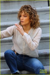 jennifer-lopez-gets-back-to-work-after-hamptons-weekend-03.jpg