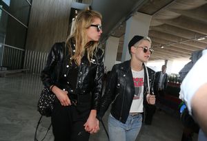 kristen-stewart-and-stella-maxwell-at-cdg-airport-in-paris-06-12-2017_11.jpg