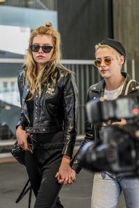 kristen-stewart-and-stella-maxwell-at-cdg-airport-in-paris-06-12-2017_14.jpg