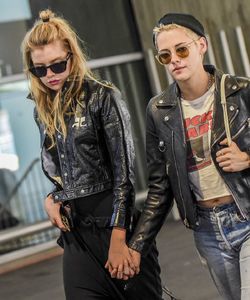 kristen-stewart-and-stella-maxwell-at-cdg-airport-in-paris-06-12-2017_15.jpg