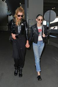 kristen-stewart-and-stella-maxwell-at-cdg-airport-in-paris-06-12-2017_5.jpg