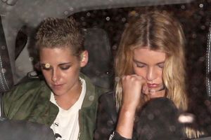 kristen-stewart-and-stella-maxwell-leaves-nice-guy-in-west-hollywood-06-28-2017_1.jpg