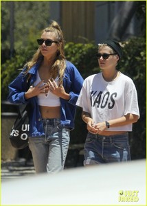 kristen-stewart-and-stella-maxwell-wear-matching-outfits-for-shopping-trip-03.jpg