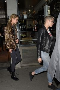 kristen-stewart-out-for-dinner-at-caviar-kaspia-in-paris-06-13-2017_8.jpg