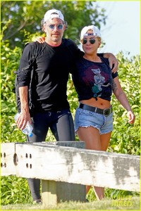 lady-gaga-boyfriend-christian-carino-hamptons-stroll-02.jpg