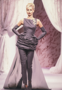 nina-ricci-fw-1996-4.thumb.png.13848fcfeca8334990817253f74eb344.png