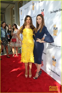 sofia-vergara-whitney-brighten-up-the-female-brain-premiere11.jpg