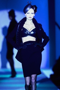 thierry-mugler-hc-ss-1997-3.thumb.jpg.5b84d36cfc9e808bf12f6d13273e6812.jpg