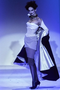 thierry-mugler-hc-ss-1997-7.thumb.jpg.e0c42b4bbead2f1b20e398acc35e0bee.jpg