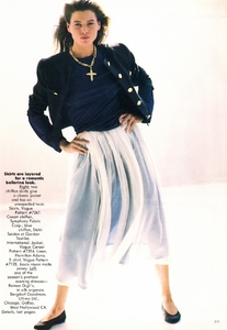 us_vogue_dec_1988_22.thumb.jpg.4ee6e63b84b255db6c2cf2e1c98e3e92.jpg