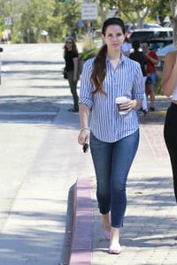 46250007_lana-del-rey-getting-coffee-in-la-7.jpg