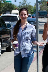 46250009_lana-del-rey-getting-coffee-in-la-9.jpg