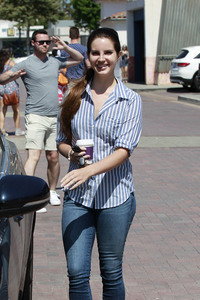 46250014_lana-del-rey-getting-coffee-in-la-13.jpg