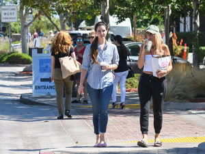 46250021_lana-del-rey-getting-coffee-in-la-15.jpg