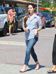 46250026_lana-del-rey-getting-coffee-in-la-19.jpg