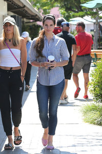 46250043_lana-del-rey-getting-coffee-in-la-33.jpg