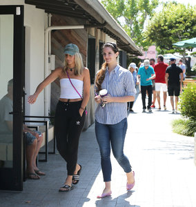 46250049_lana-del-rey-getting-coffee-in-la-39.jpg