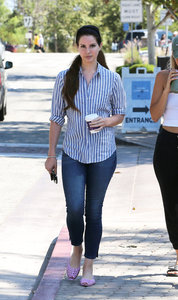 46250060_lana-del-rey-getting-coffee-in-la-44.jpg