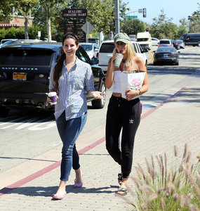 46250068_lana-del-rey-getting-coffee-in-la-47.jpg