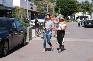 46250073_lana-del-rey-getting-coffee-in-la-49.jpg