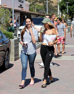 46250075_lana-del-rey-getting-coffee-in-la-50.jpg