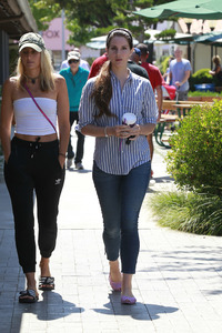 46250082_lana-del-rey-getting-coffee-in-la-1.jpg