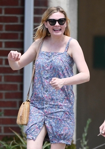 47134372_kirsten-dunst-out-in-a-floral-dress-in-toluca-lake-36.jpg