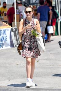 47913887_kiernan-shipka-19.jpg