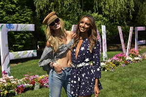 Jasmine+Tookes+FIJI+Water+REVOLVEintheHamptons+j1nlP-fuaDKx.jpg