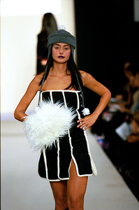 596d18567a00e_GirlsRuleFallWinter19992000NewYorkFashionWeek.thumb.jpg.d3cb1944f50d4a09b8141feb3d5827a9.jpg