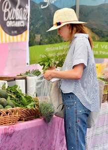 Kiernan-Shipka - Shopping-at-a-farmers-market--01.jpg