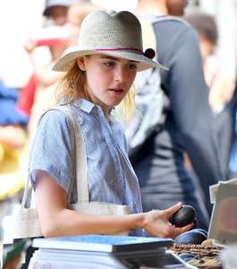 Kiernan-Shipka - Shopping-at-a-farmers-market--02.jpg