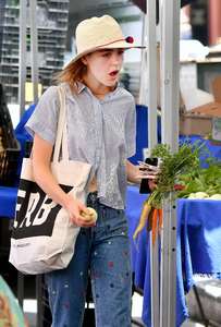 Kiernan-Shipka - Shopping-at-a-farmers-market--04.jpg