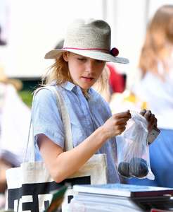 Kiernan-Shipka - Shopping-at-a-farmers-market--06.jpg