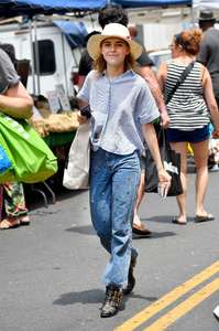 Kiernan-Shipka - Shopping-at-a-farmers-market--07.jpg