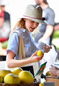 Kiernan-Shipka - Shopping-at-a-farmers-market--08.jpg