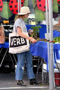 Kiernan-Shipka - Shopping-at-a-farmers-market--13.jpg