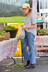 Kiernan-Shipka - Shopping-at-a-farmers-market--17.jpg