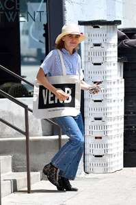 Kiernan-Shipka - Shopping-at-a-farmers-market--20.jpg