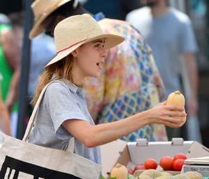 Kiernan-Shipka - Shopping-at-a-farmers-market--21.jpg