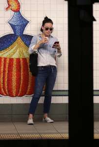 Olivia-Wilde - Out-in-Manhattan--05.jpg