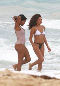 ashley-moore-in-bikini-on-the-beach-in-tulum-06- (3).jpg