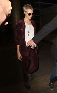 Cara-Delevingne at-LAX-airport--02.jpg